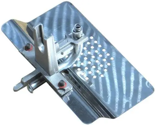 BOSCH Zündbrenner aus Metall mit verschiedenen Öffnungen und einer Halterung, die zur Installation in Heizsystemen verwendet werden kann.